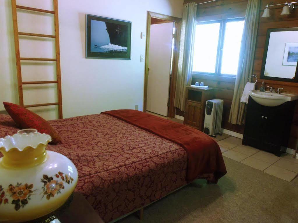 Alert Bay Lodge エクステリア 写真