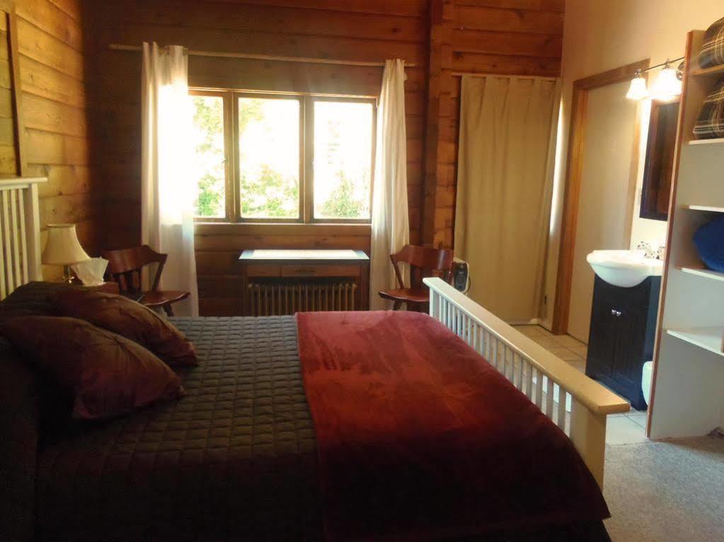 Alert Bay Lodge エクステリア 写真